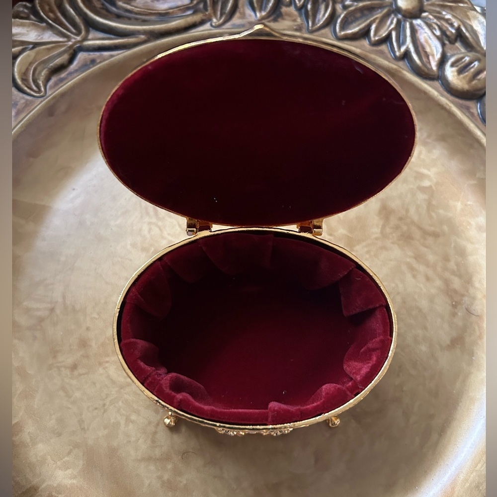 NWOT Vintage Style Gold and Beige Jewelry Box - Picture 4 of 5